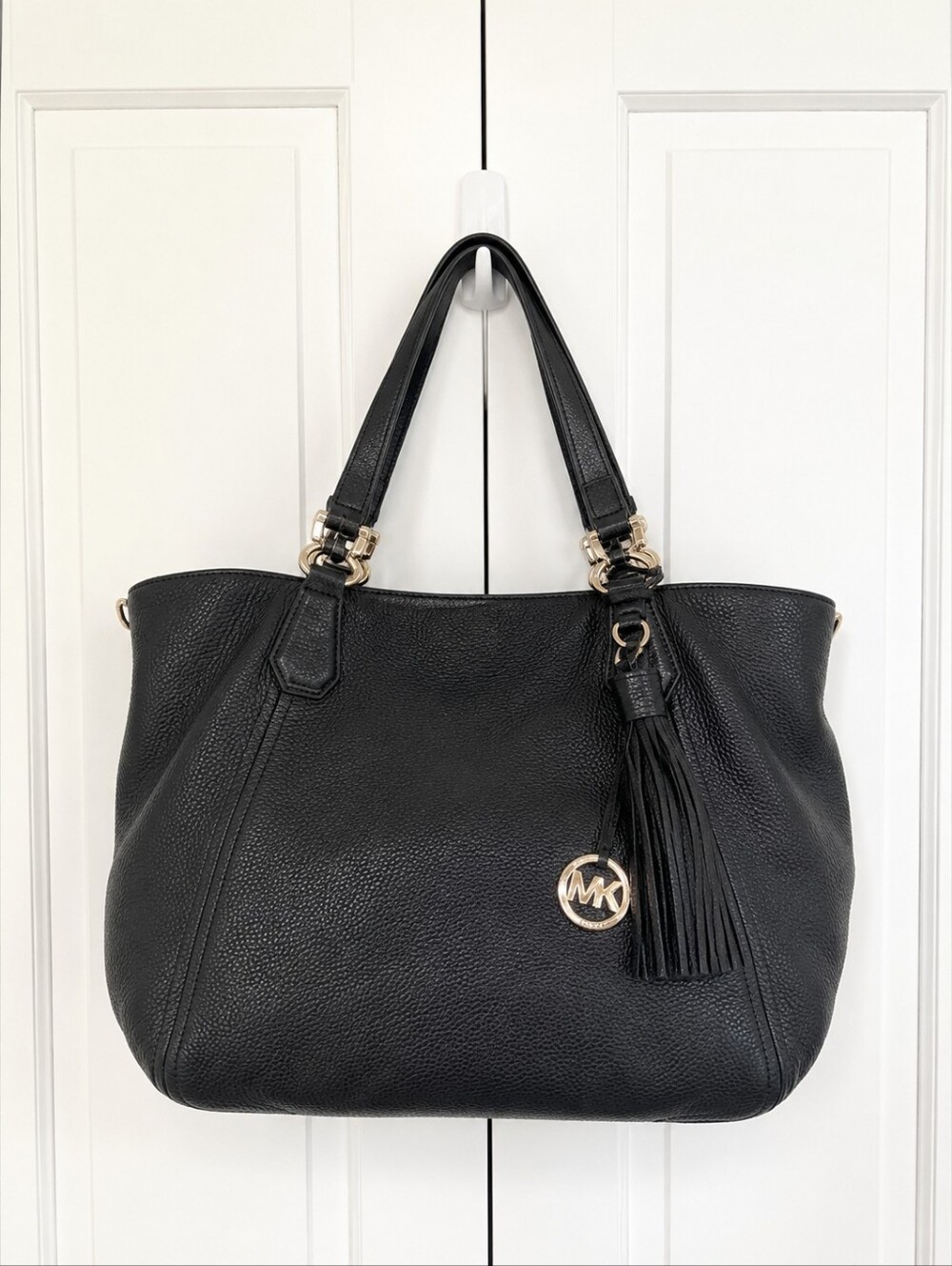 MICHAEL KORS Black Pebbled Leather Shoulder Bag.  EUC.